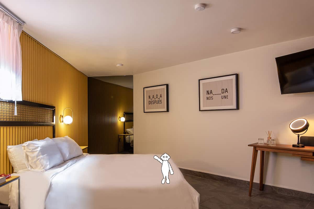 Odada kasa, masa, ses yalıtımı, ücretsiz kablosuz İnternet