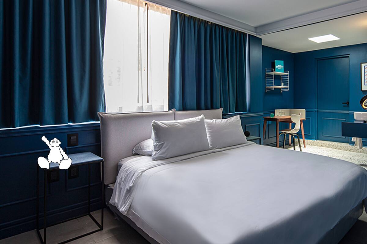 deluxe room, 1 queen bed | in-room safe, desk, soundproofing, free wifi