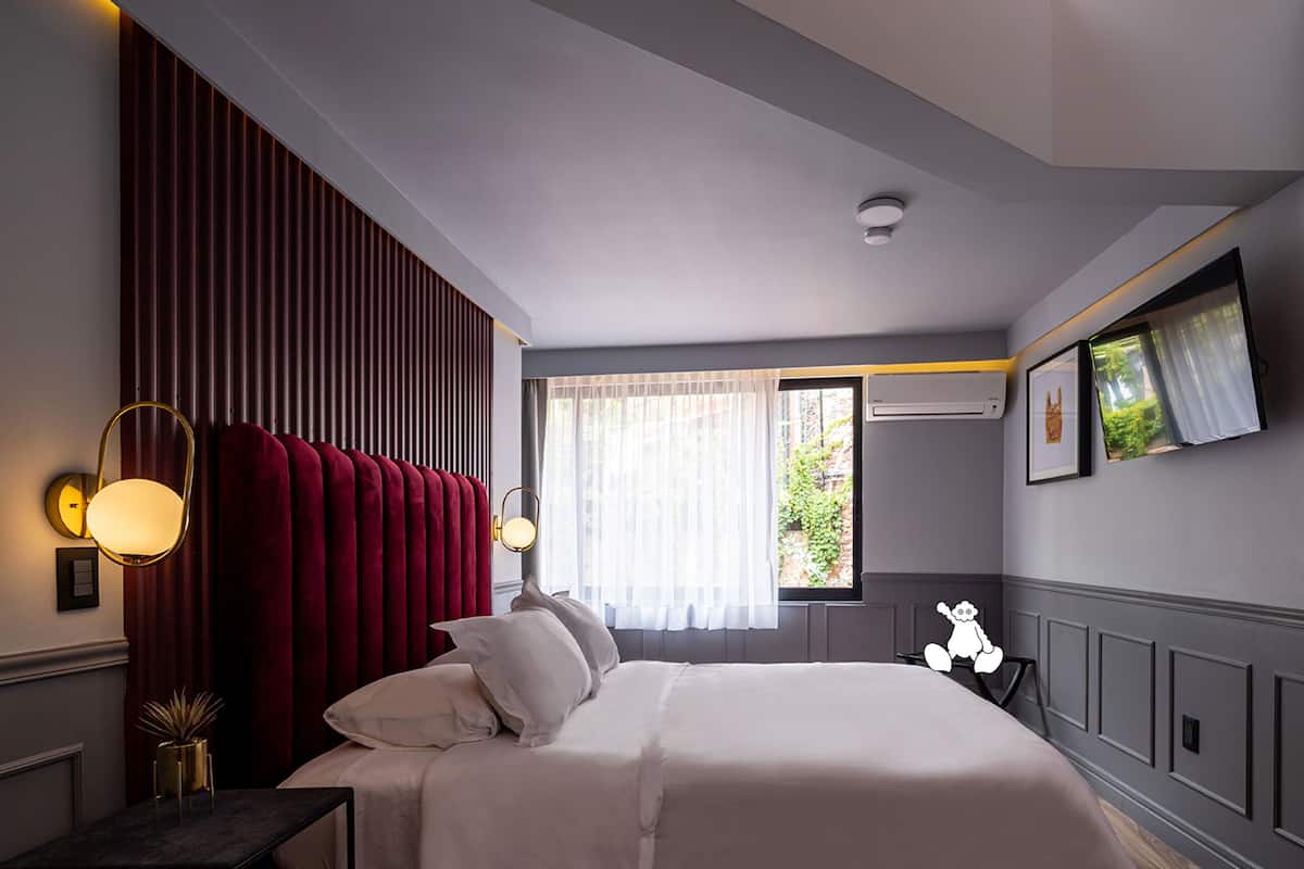 Odada kasa, masa, ses yalıtımı, ücretsiz kablosuz İnternet