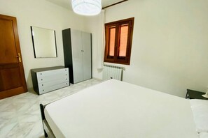 2 Schlafzimmer, Bügeleisen/Bügelbrett