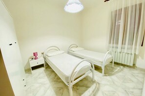 2 Schlafzimmer, Bügeleisen/Bügelbrett