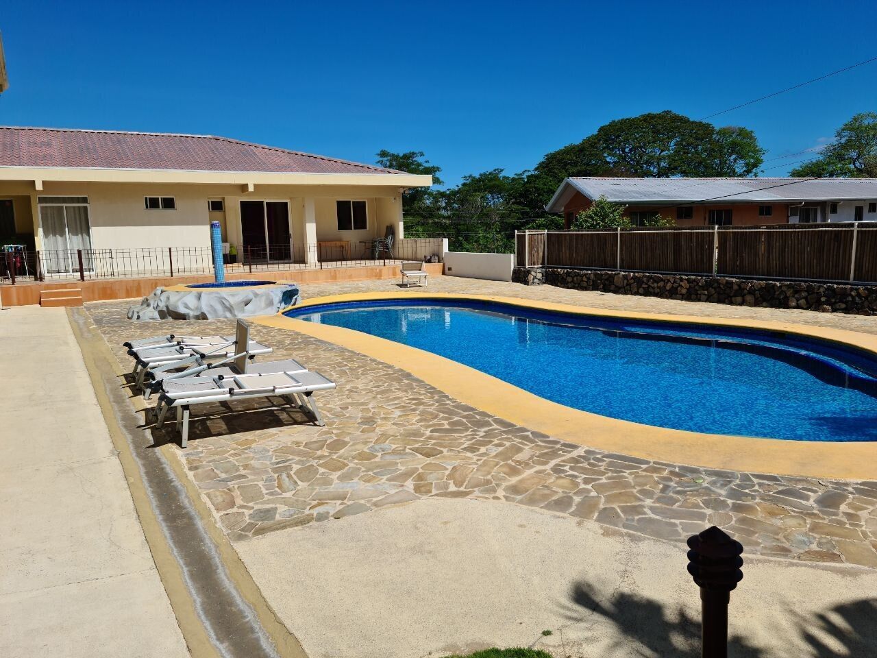 สระว่ายน้ำกลางแจ้ง