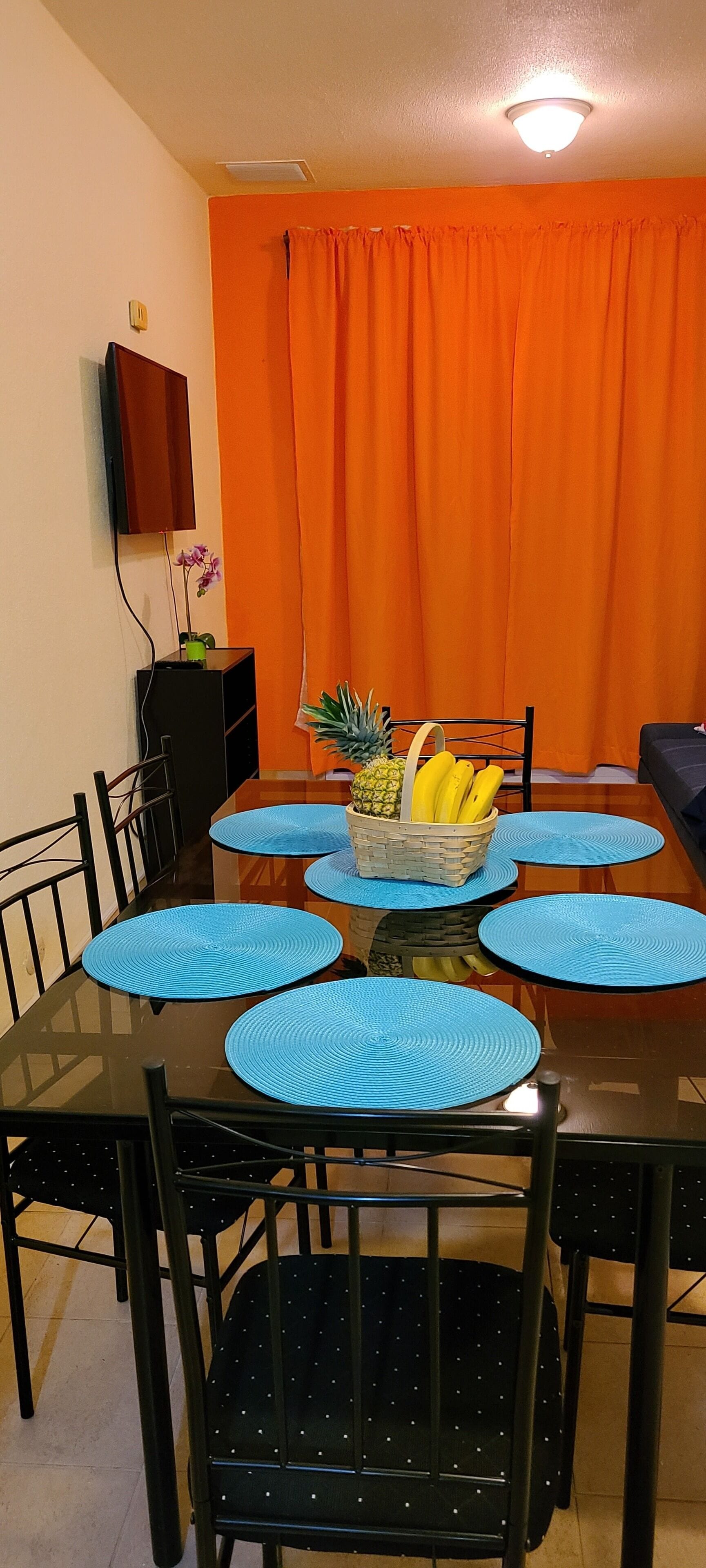 Apartament superior | Sala d&#x27;estar | Televisor LED de 42 polzades amb canals digitals i televisor 