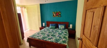 Cortinas blackout, wifi gratis y ropa de cama 