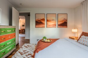 4 bedrooms, iron/ironing board, free WiFi, bed sheets - Game Day Ready • Near Lumen & Downtown (Seattle)