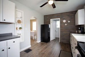Fridge, microwave, oven, stovetop - The Diamond House  (Mansfield)