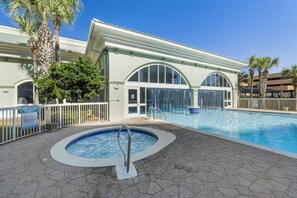 Piscina coperta, una piscina riscaldata