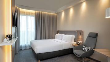 Kamar Standar, 1 Tempat Tidur Queen | Seprai antialergi, brankas, meja kerja, dan tirai kedap cahaya