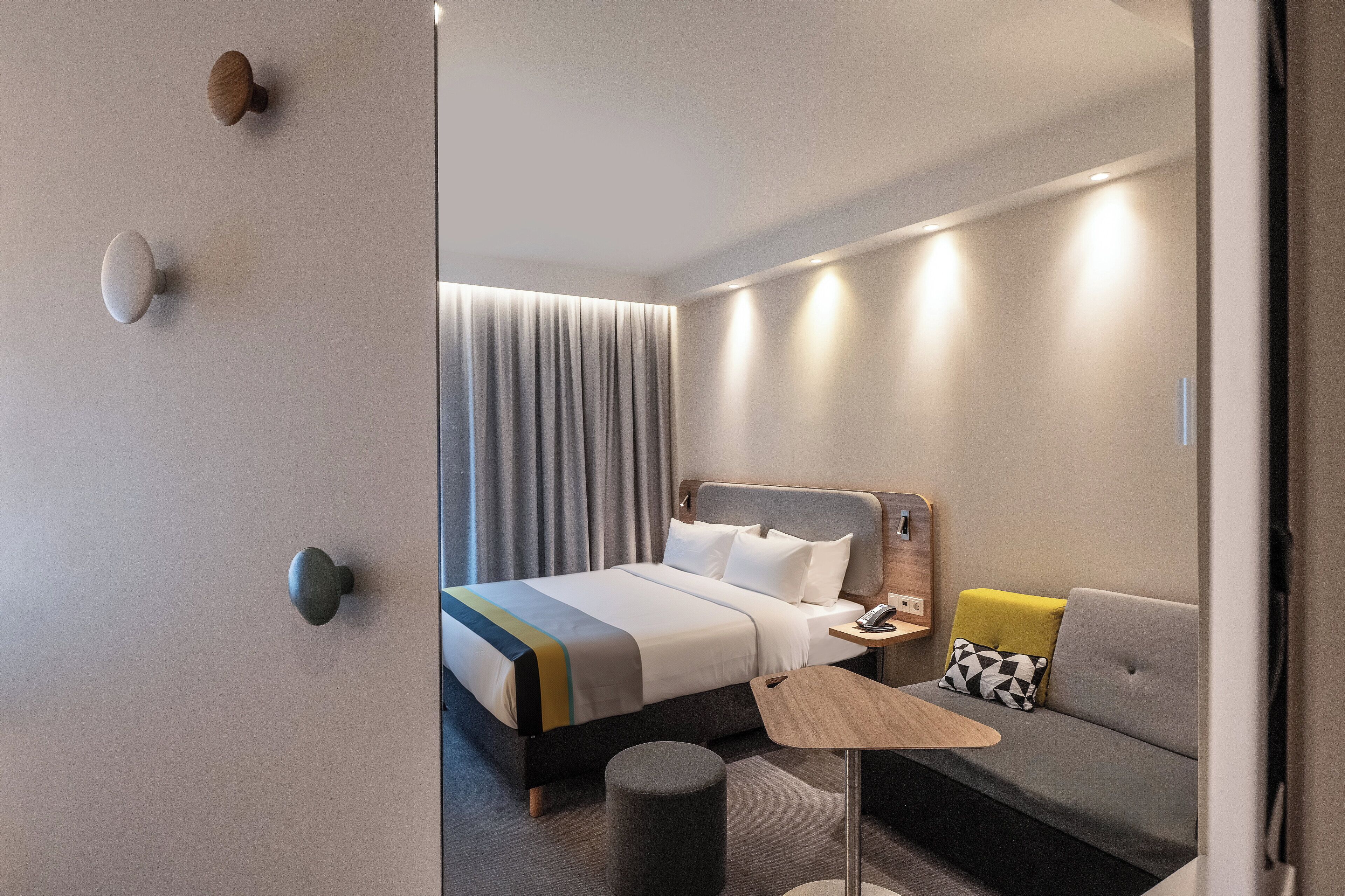 Standard Room, 1 Queen Bed with Sofa bed | Hypo-allergenic bedding, in-room safe, desk, blackout curtains
