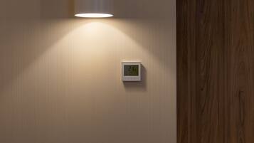 Standard Room, 1 Queen Bed, Accessible | Hypo-allergenic bedding, in-room safe, desk, blackout curtains