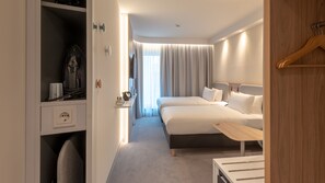 Habitación estándar, varias camas, en esquina | Ropa de cama hipoalergénica y caja de seguridad en la habitación 