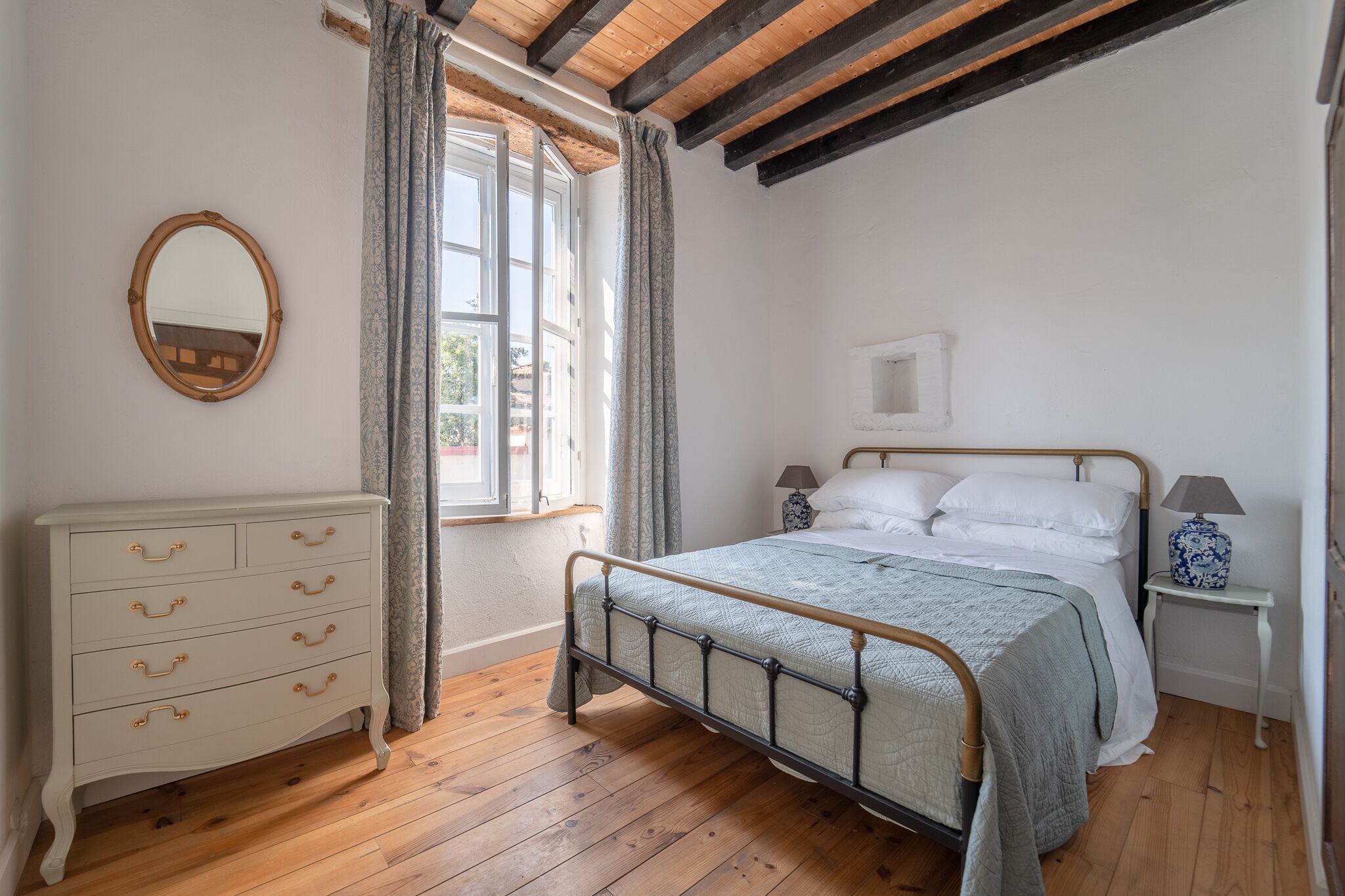 4 slaapkamers, een bureau, een strijkplank/strijkijzer, reisbedje