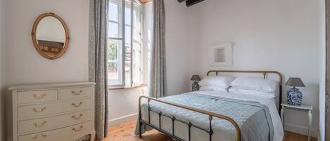 4 slaapkamers, een bureau, een strijkplank/strijkijzer, reisbedje