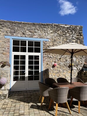 Outdoor dining - Light and airy 4 bed village house with games room, close to swimming lakes. (Bélesta)