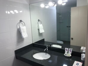 Dusche, Haartrockner, Handtücher, Seife