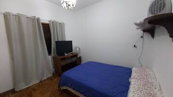 2 quartos, ferros/tábuas de passar roupa, berço de viagem