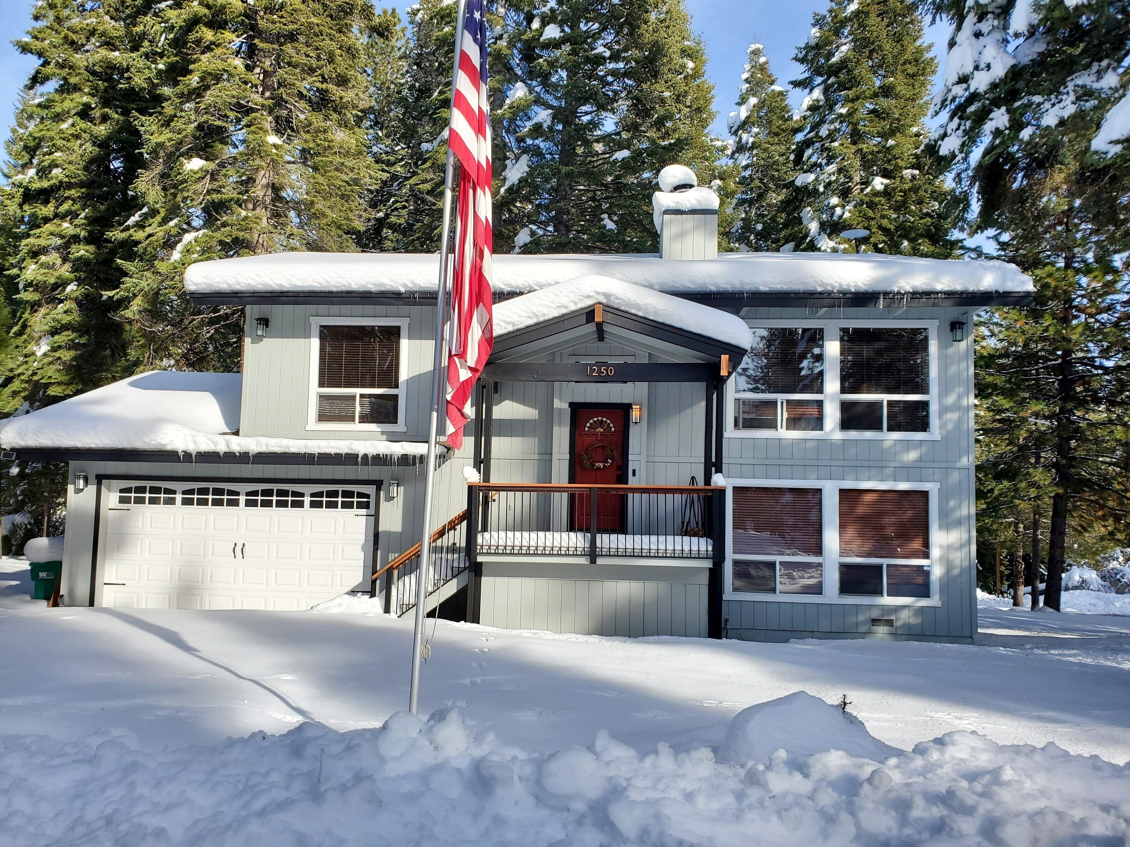 New Listing! Perfect location around the corner from Rec 2 in LACC!