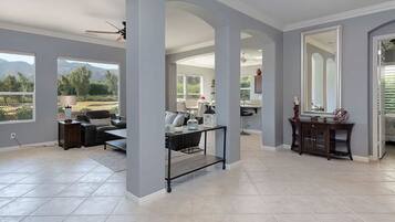 TV connectée, cheminée, espaces bureaux, imprimantes