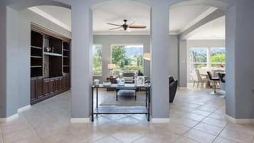 TV connectée, cheminée, espaces bureaux, imprimantes