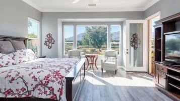 3 makuuhuonetta, työpöytä, ilmainen Wi-Fi, vuodevaatteet