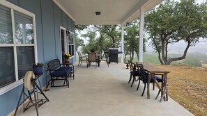 Outdoor dining - Cozy hilltop guesthouse at Barkspin Oaks Ranch. Beautiful views! (Dripping Springs)