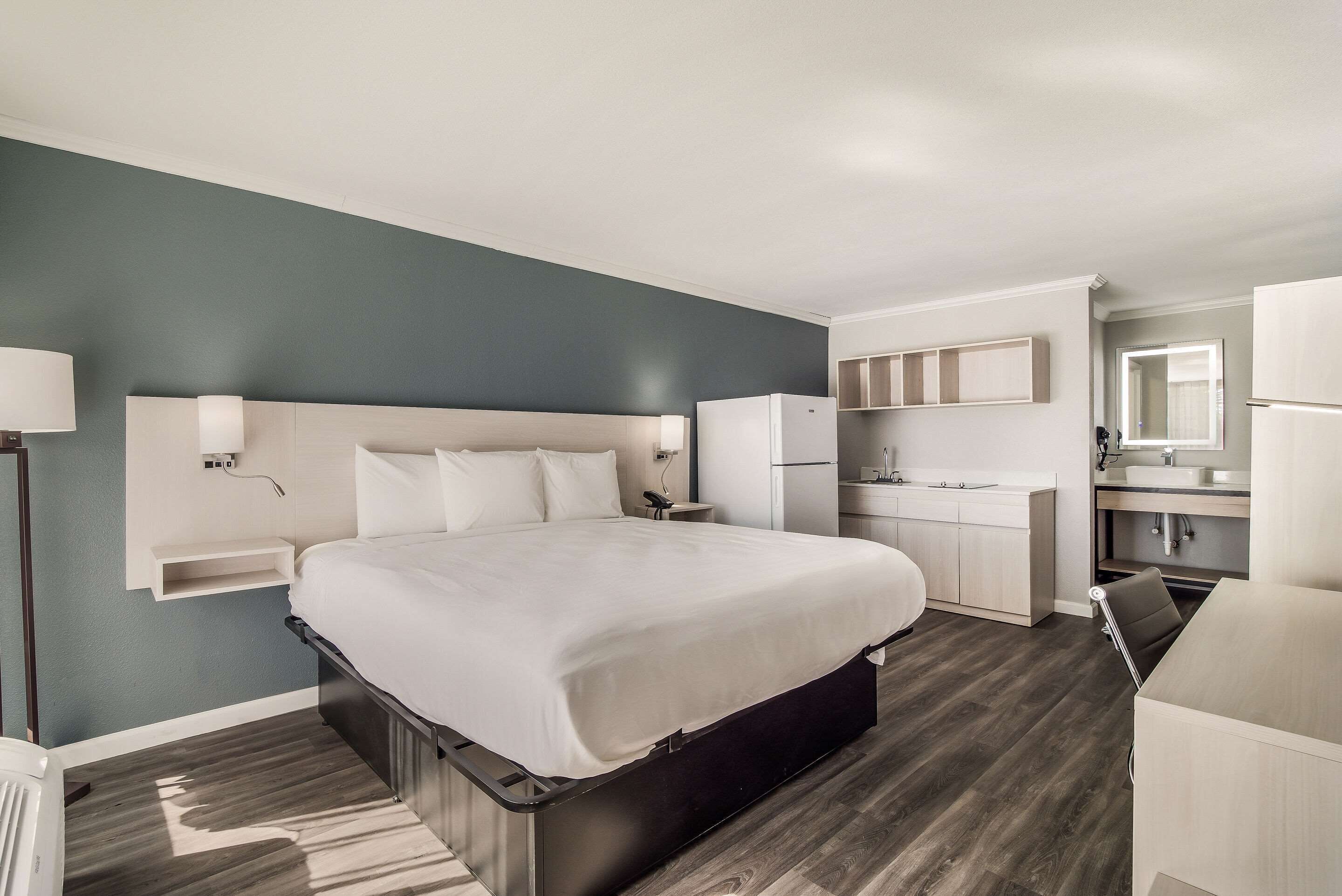 Decoración personalizada, muebles diferentes y escritorio 