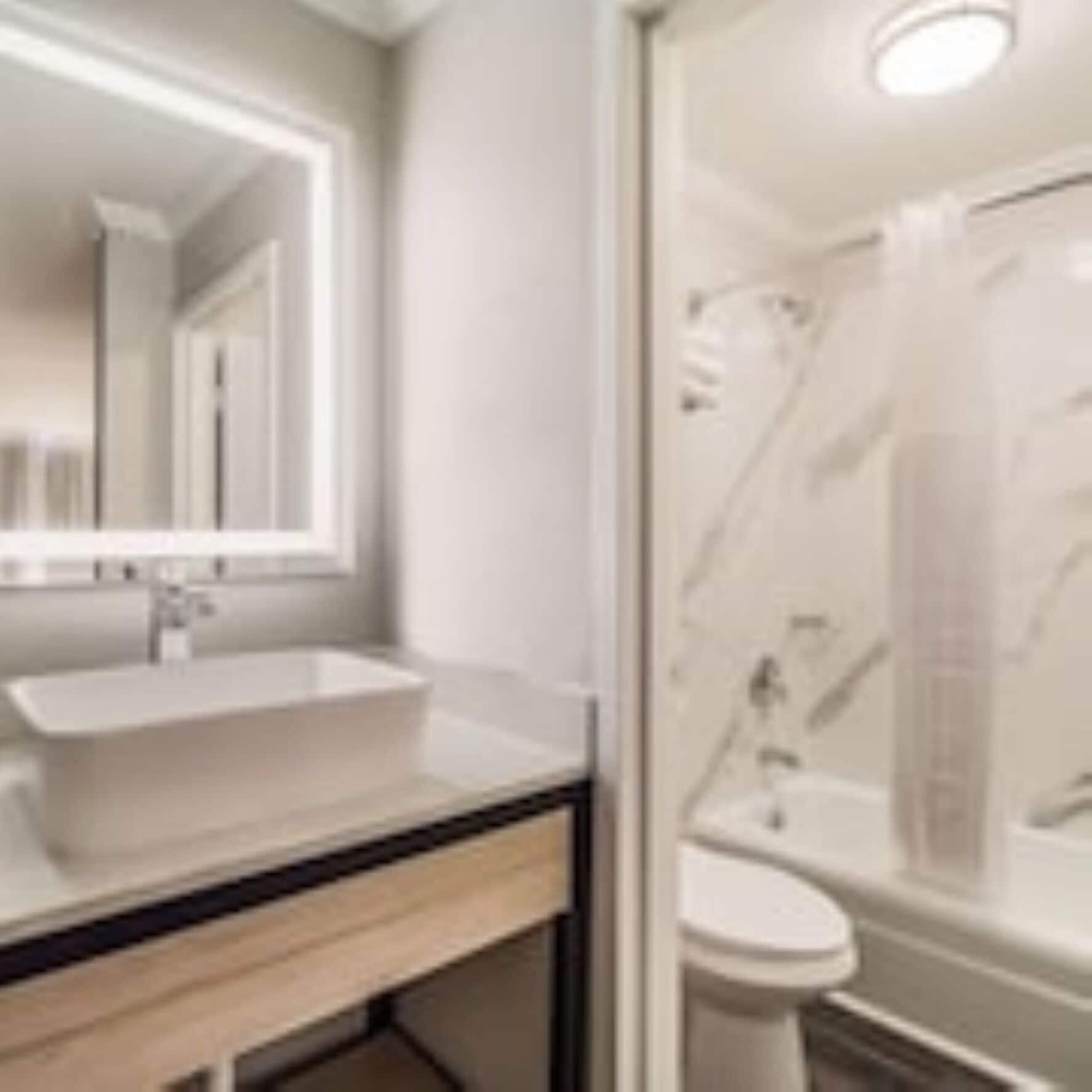 Combined shower/bathtub, hydromassage showerhead, towels