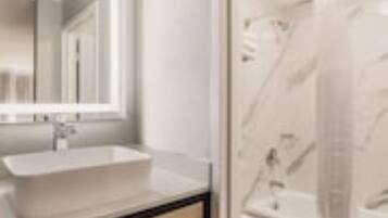 Combined shower/bathtub, hydromassage showerhead, towels