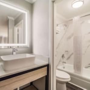 Combined shower/bathtub, hydromassage showerhead, towels - MainStay Suites Florence - Darlington (Florence)