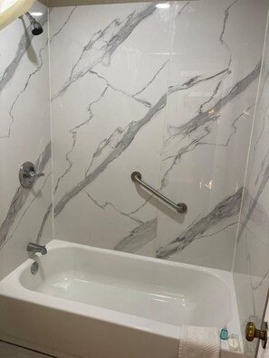 Combined shower/tub, free toiletries, towels - Suburban Studios Columbia - Harbison (Columbia)