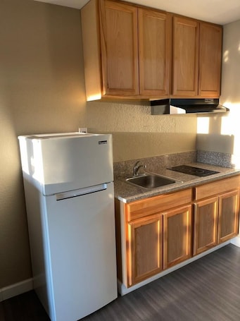 Desk, free WiFi, bed sheets