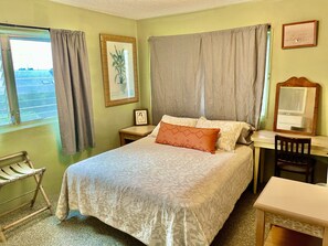 1 chambre, bureau, fer et planche à repasser, lit de bébé portatif