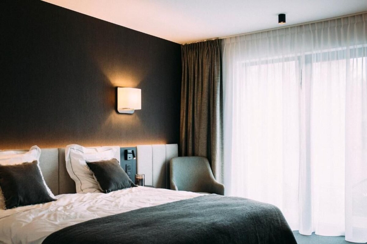 Hypo-allergenic bedding, minibar, desk, laptop workspace