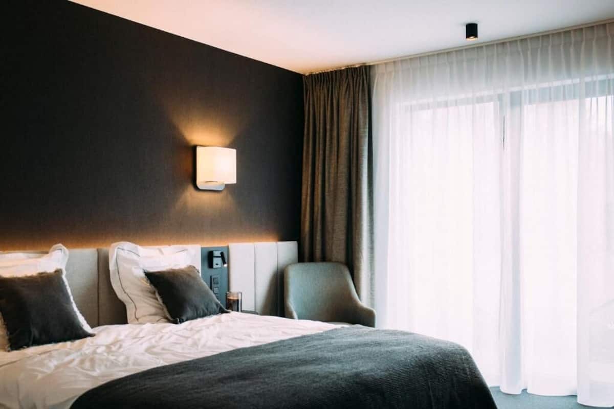 Phòng đôi tiện nghi đơn giản | Bộ đồ giường kháng dị ứng, minibar, bàn 