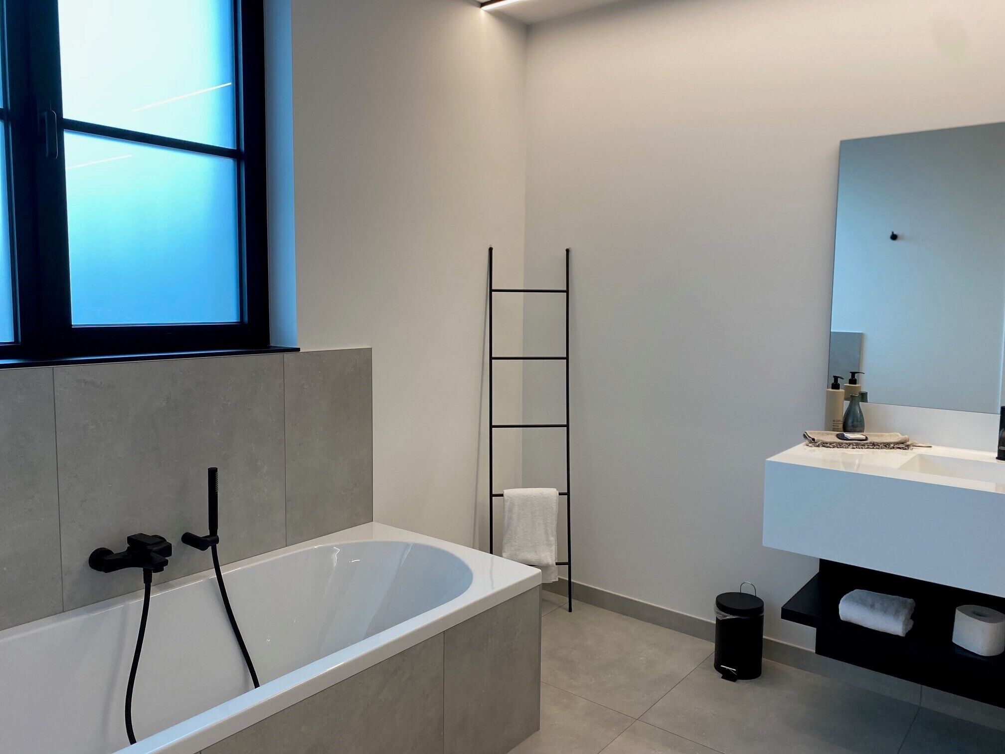 Cabezal de ducha tipo lluvia, secador de pelo, toallas