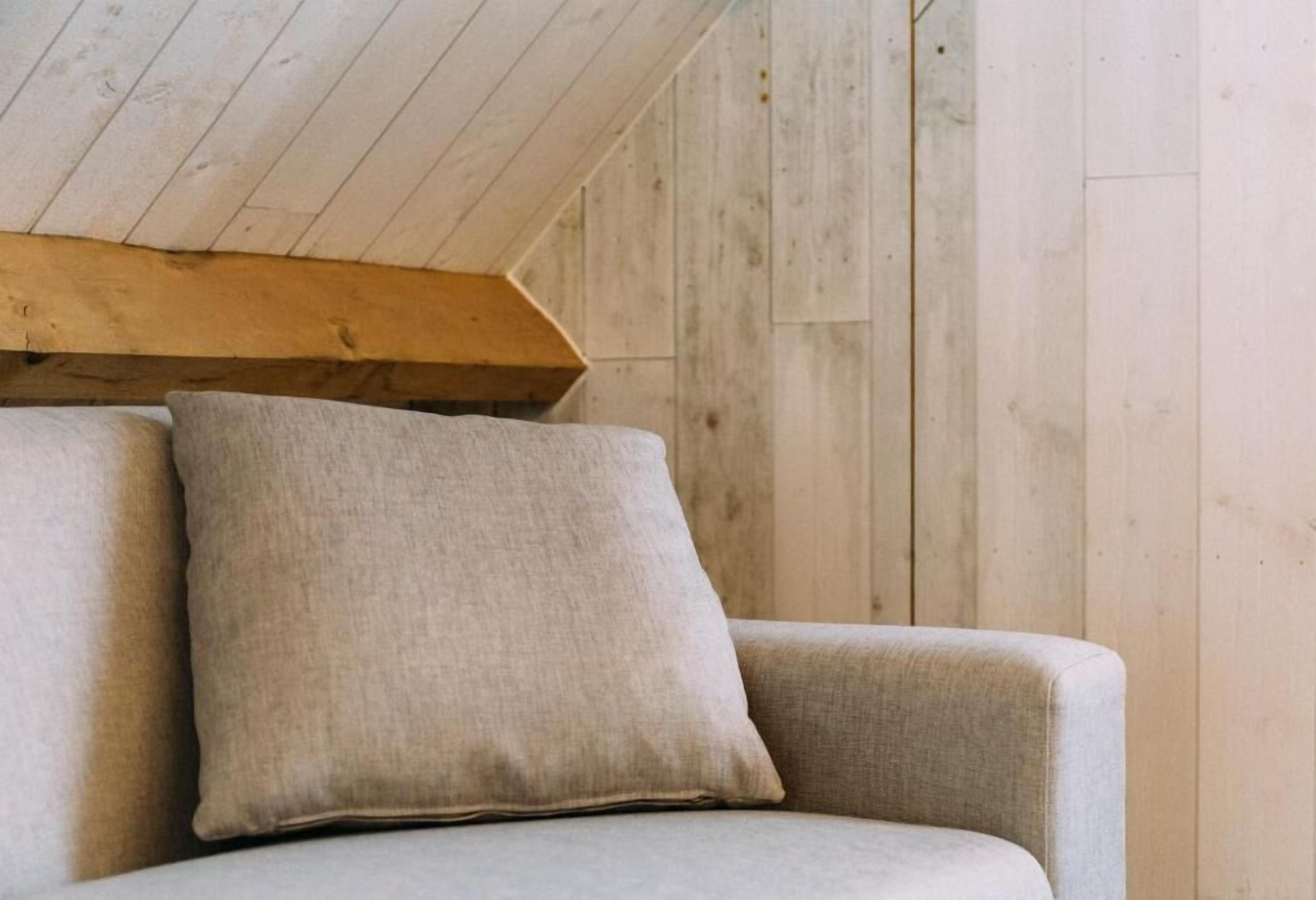 Dobbeltrom – comfort | Allergitestet sengetøy, minibar, skrivebord og skrivebord for bærbar PC