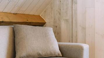 Dobbeltrom – comfort | Allergitestet sengetøy, minibar, skrivebord og skrivebord for bærbar PC