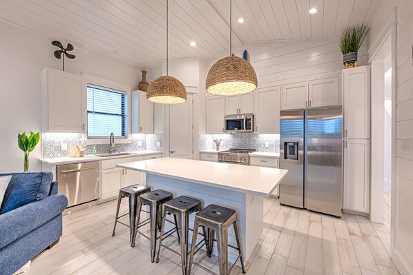 ثلاجة، ميكروويف، فرن، موقد طهي مسطح