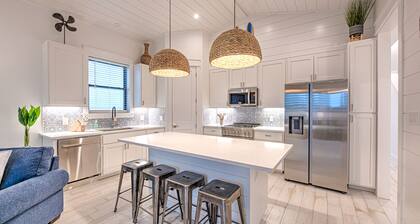 2 Blocks to Restaurants/Shopping. Private Heated Pool! Ocean Views. Golf cart!