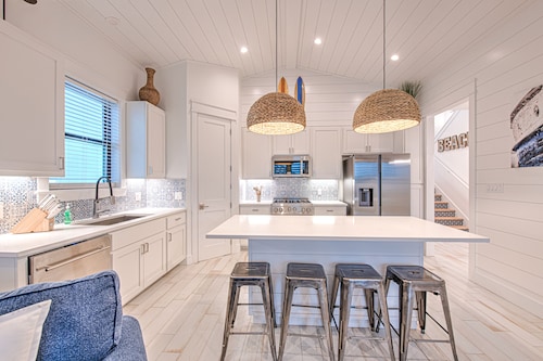 2 Blocks to Restaurants/Shopping. Private Heated Pool! Ocean Views. Golf cart!