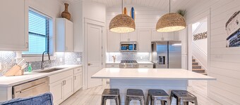 2 Blocks to Restaurants/Shopping. Private Heated Pool! Ocean Views. Golf cart!