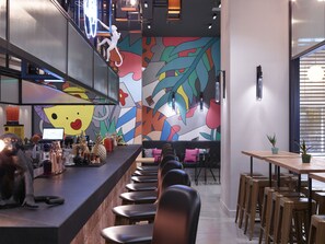 Tägliches Frühstücksbuffet (15 EUR pro Person)