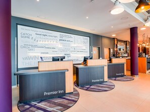 Reception - Premier Inn Mannheim City Centre (Mannheim)