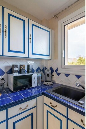 Refrigerador, horno, parrilla de estufa y tetera eléctrica 