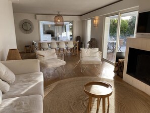 TV - Magnificent villa with swimming pool in the center of Cap Ferret (CAP FERRET)