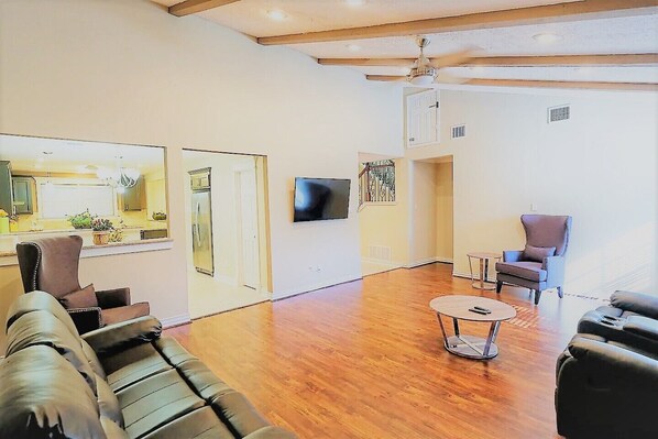 Luxury House, 5 Bedrooms, Non Smoking | Living area | Flat-screen TV