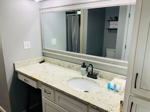 Shower, hair dryer, towels, soap - Country Pool House Cottage (Cochran)