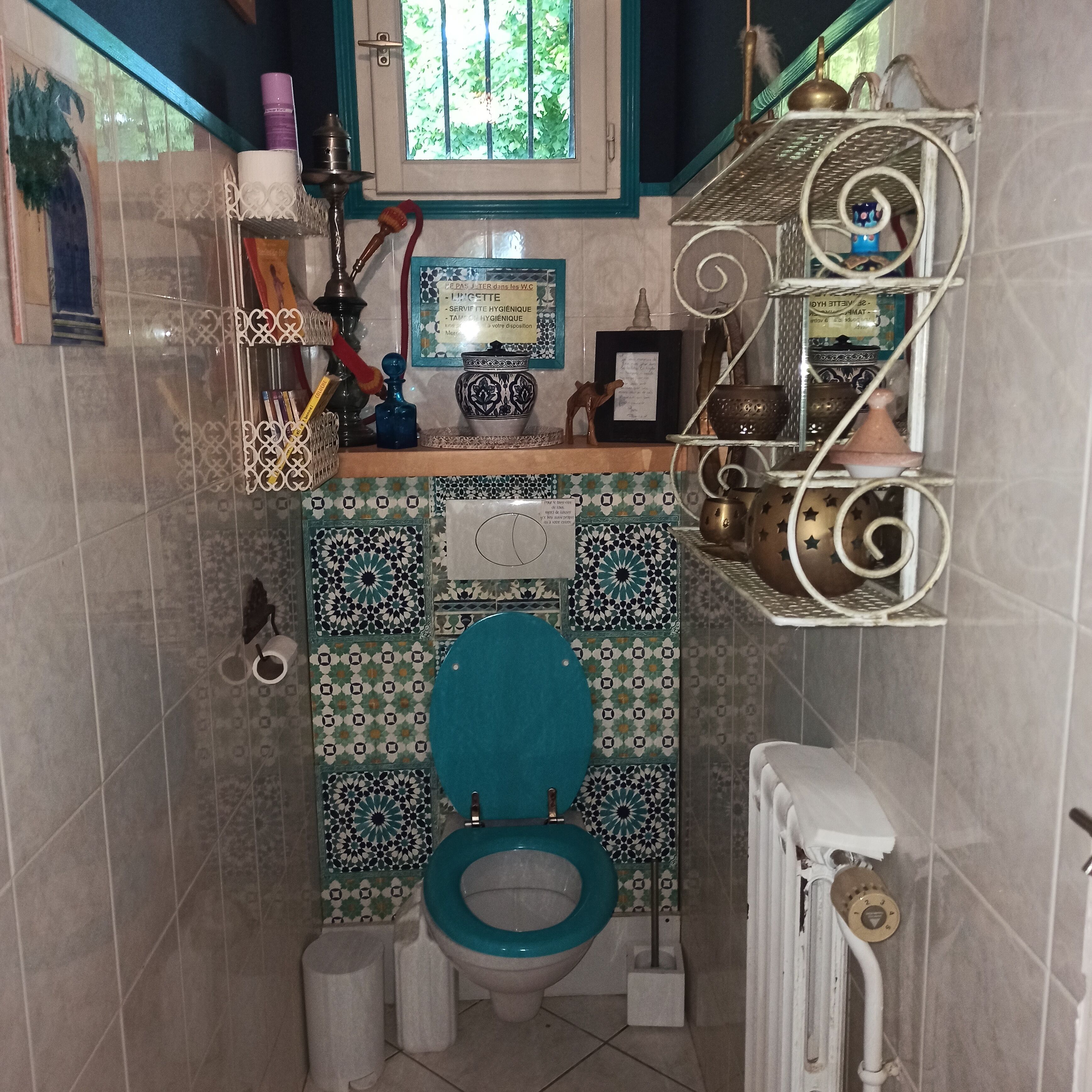 Douche, sèche-cheveux, serviettes fournies, savon