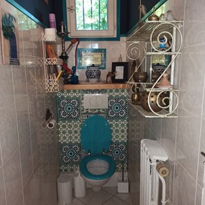 Regadera, secadora de cabello, toallas, jabón