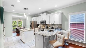 Frigorífic, microones, forn i placa de cuina